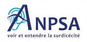 Anpsa écrit en majuscule avec le premier A très grand. Derrière ce grand A, il y a le logo surdicécité. C'est la première barre du A qui sert à barrer ce symbole oreille/œil imbriqué. La ligne supérieure de l'œil sert à faire la barre horizontale du A. Sous « ANPSA » il y a le slogan « voir et entendre la surdicécité » sur une seule ligne il est aligné. Tous les textes sont en bleu foncé. Le logo surdicécité dans ce logo est en bleu ciel très soutenu pour offrir un bon contraste en gardant une certaine douceur.