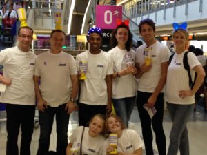 Equipe de quêteurs des JNAA Paris centre commercial Bercy 2. Un grand merci (de gauche à droite) à Chrisptophe, Angelo, Roberto, Vanina, Daniel, Sandra, Julie et Clara