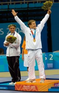 Phot de Cyril JONARD lors de la remise de médaille aux Jeux Paralympiques à Athènes en 2004