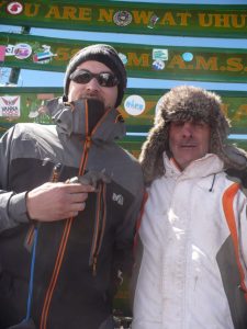 Photo de Joseph TRAMONTE et son guide-interpète Jérémie SEGOUAT à leur arrivée en haut du Kilimandjaro