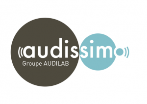 Logo Audissimo, groupe Audiolab. 2 grands ronds (un gris, un bleu ciel) avec le nom qui rentre dans ces 2 ronds.