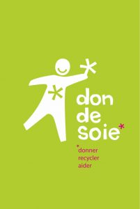 Logo de l'association Don de Soie. Sur un fond vert pomme on a un bonhomme blanc souriant qui tent une fleur. A droite du bonhomme on a l'inscription don de soie et en dessous :" donner, recycler, aider".