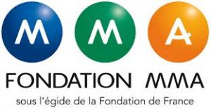 Logo de la fondation MMA. 3 M dans des ronds de couleur bleu, vert et orange avec l'inscription fondation MMA en dessous puis sous l'éfigide de la fondation de France